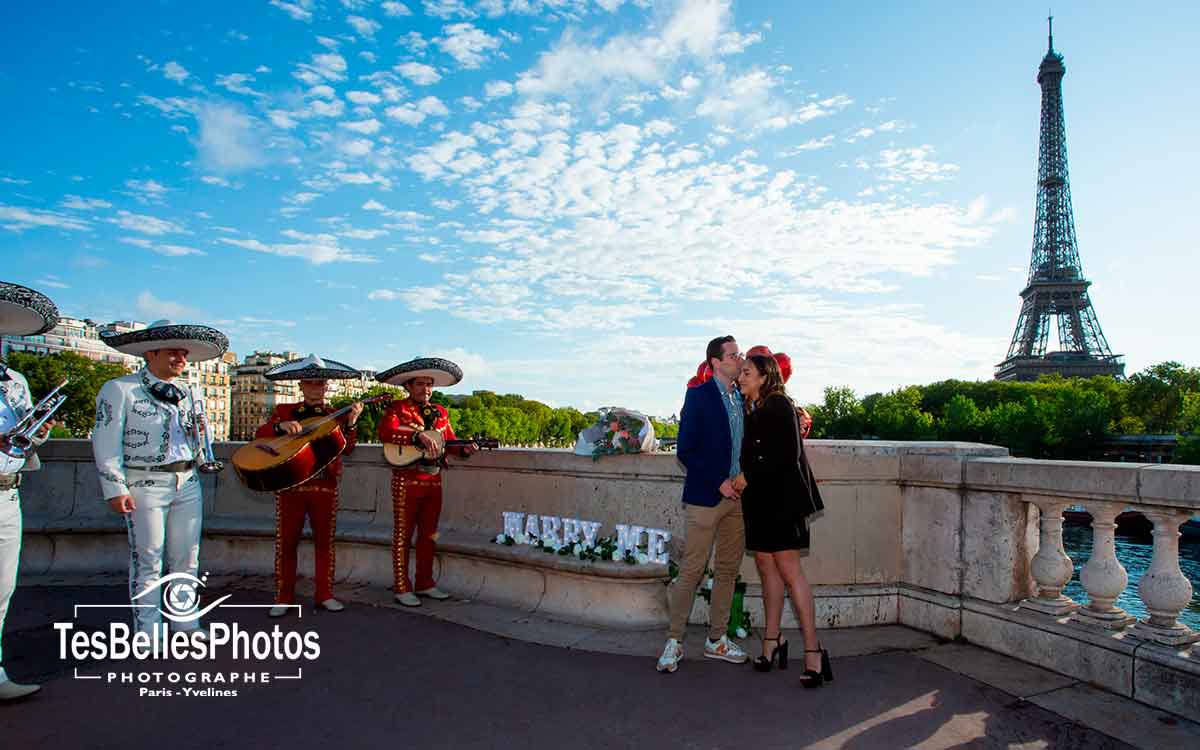 Photo de couple demande en mariage à Paris