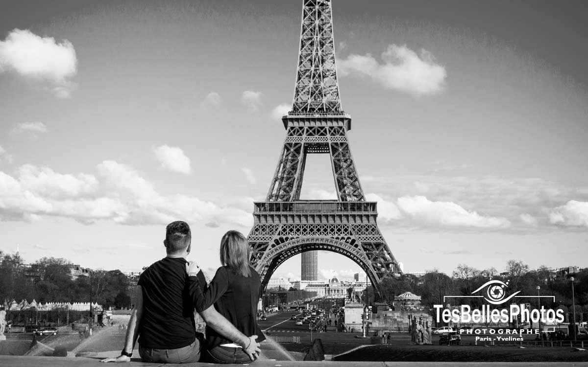 Photographe shooting couple Paris, séance photo fiançailles Paris, shooting engagement couple à Paris Tour Eiffel et Trocadéro
