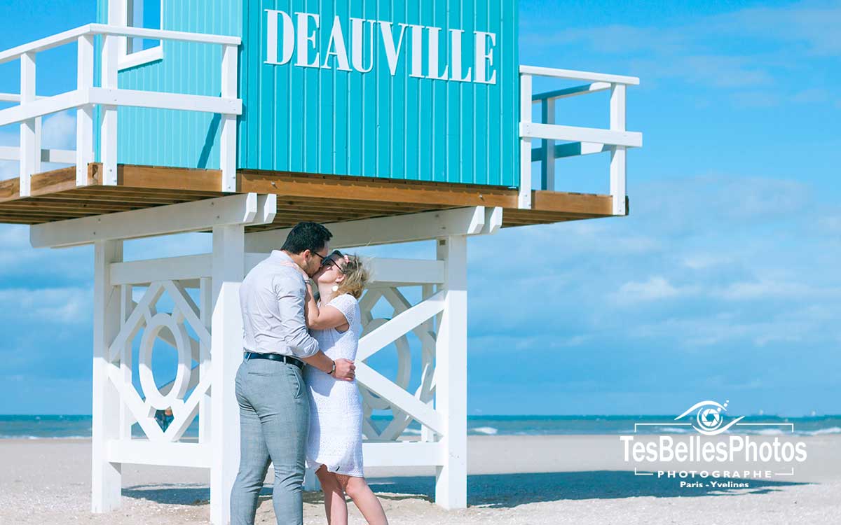 Photographe à Deauville, photographe couple shooting Save the Date Deauville, séance engagement en Love Session à la plage de Deauville