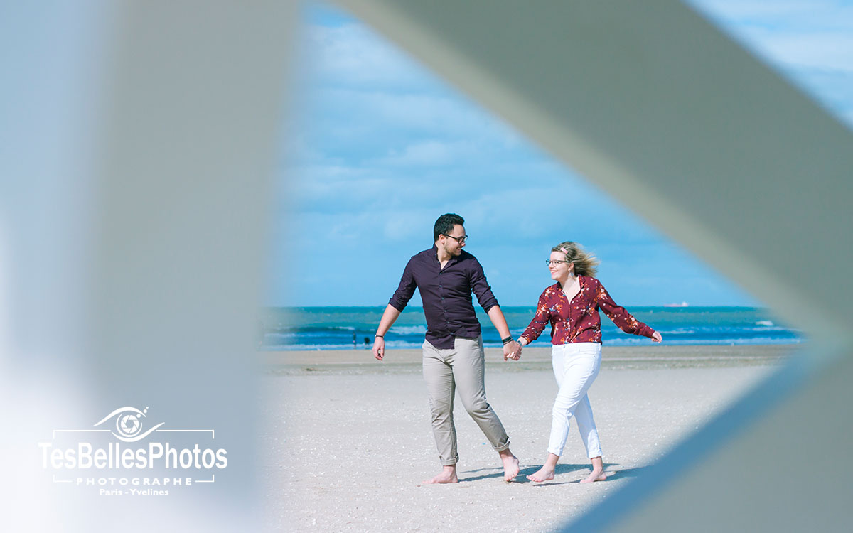 Photo de couple Deauville, photographe couple Deauville shooting engagement Love Session en lifestyle sur la plage de Deauville