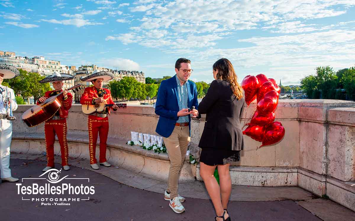 Photographe couple à Paris – moment romantique de demande en mariage
