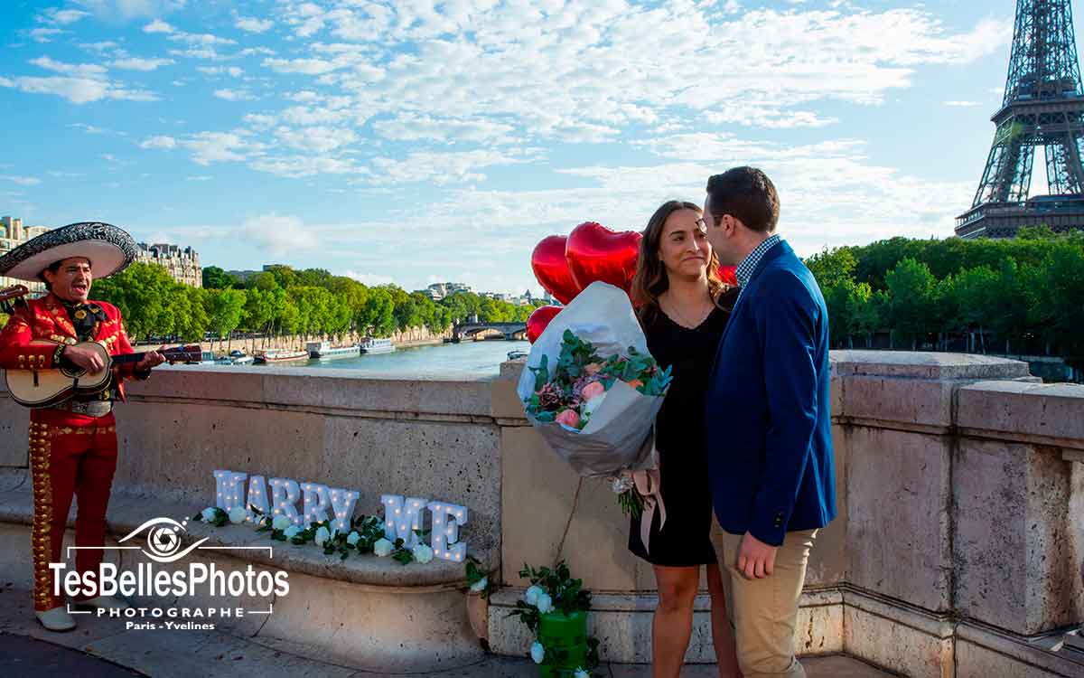 Portrait romantique de couple à Paris après une demande en mariage surprise