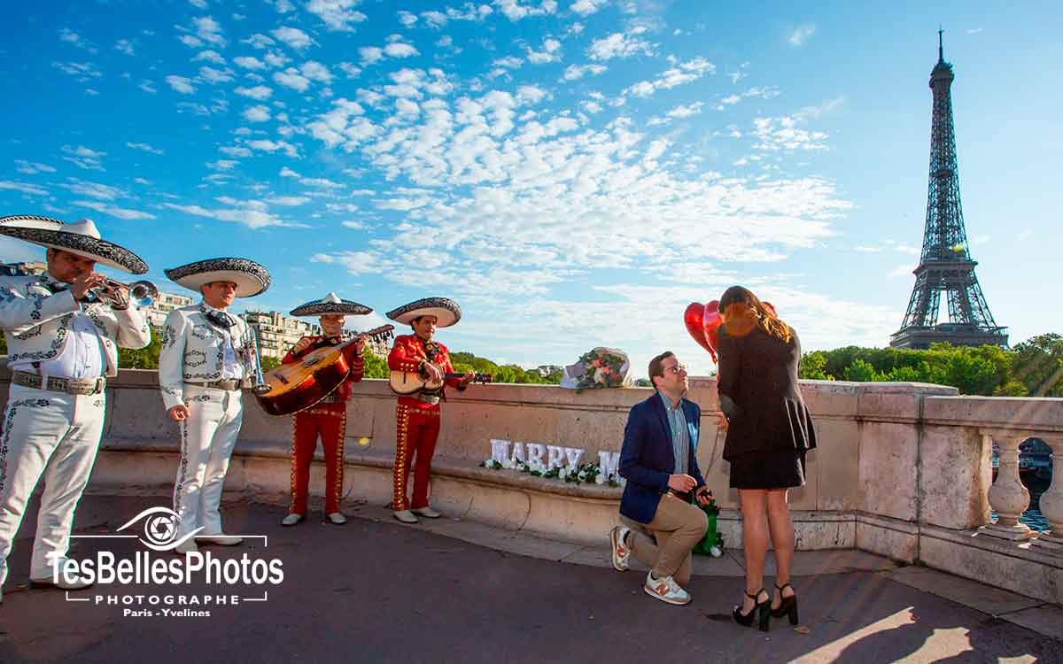 Couple à Paris lors d’une demande en mariage surprise en séance photo