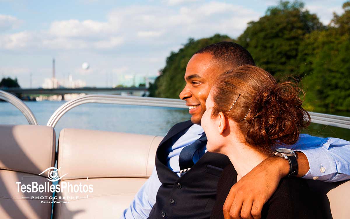 Séance demande en mariage à Paris – shooting romantique de couple en bateau sur la Seine