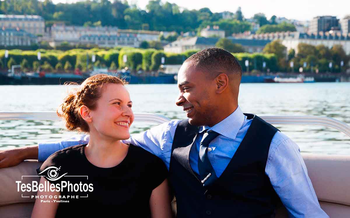 Photographe couple lifestyle Paris, séance photo couple sur bateau croisière à Paris
