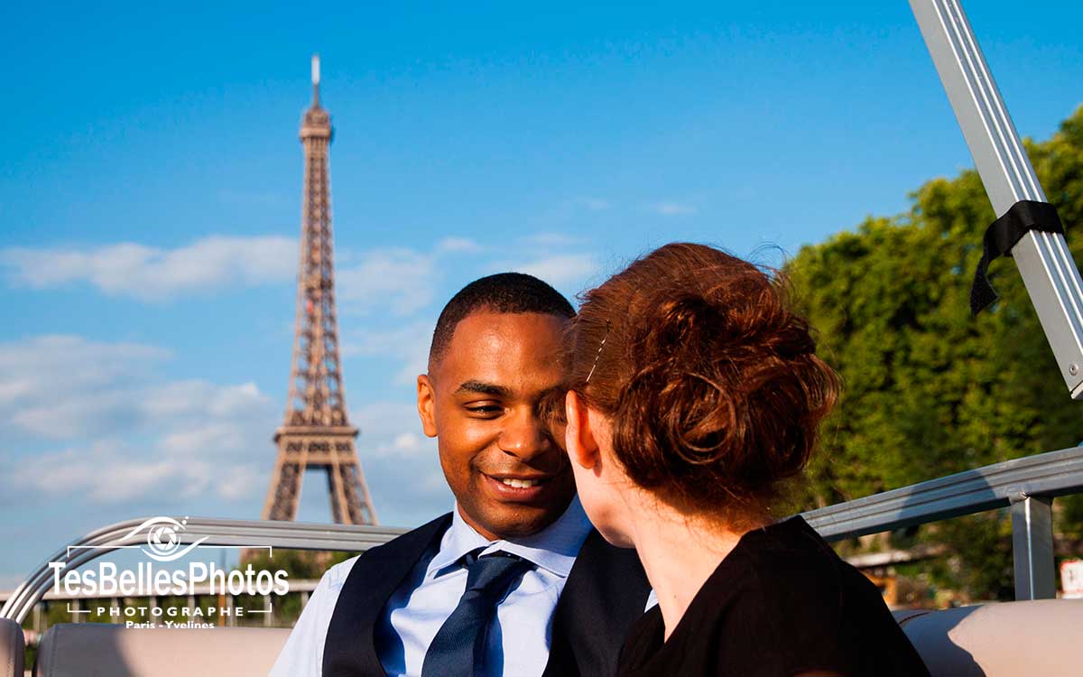 Photographe couple Paris pour séance demande en mariage romantique pendnat une croisère sur la Seine à Paris 