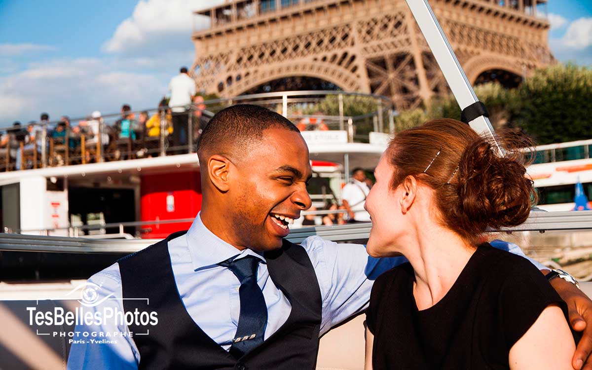 Moment complice d’un couple à Paris lors d’une demande en mariage