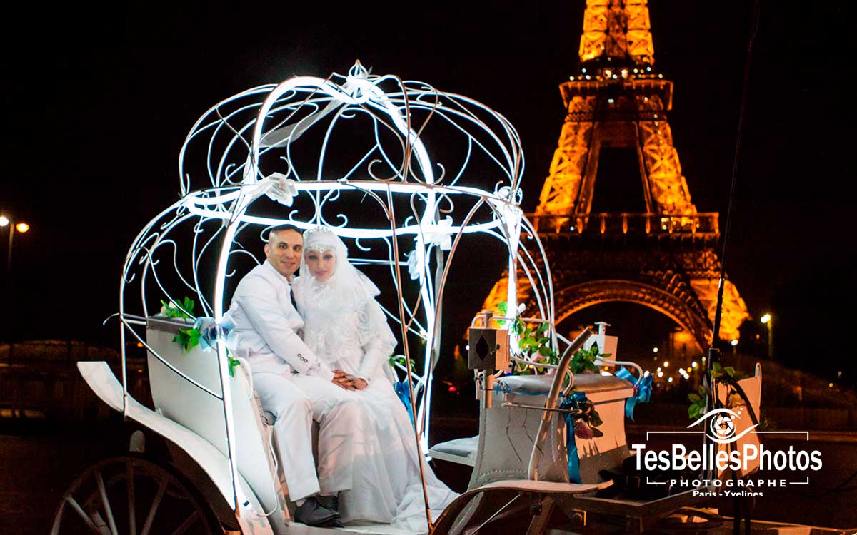 Photo de couple oriental en carrosse à Paris