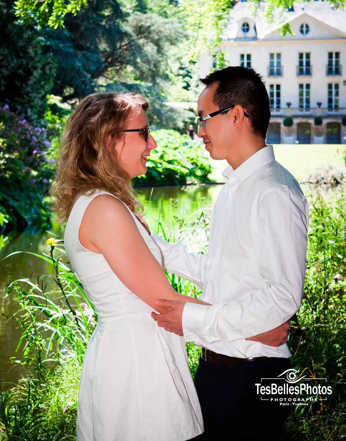 Photographe de couple à Chatenay-Malabry en Hauts-de-Seine, photo engagement au Parc de la Maison de Chateaubriand