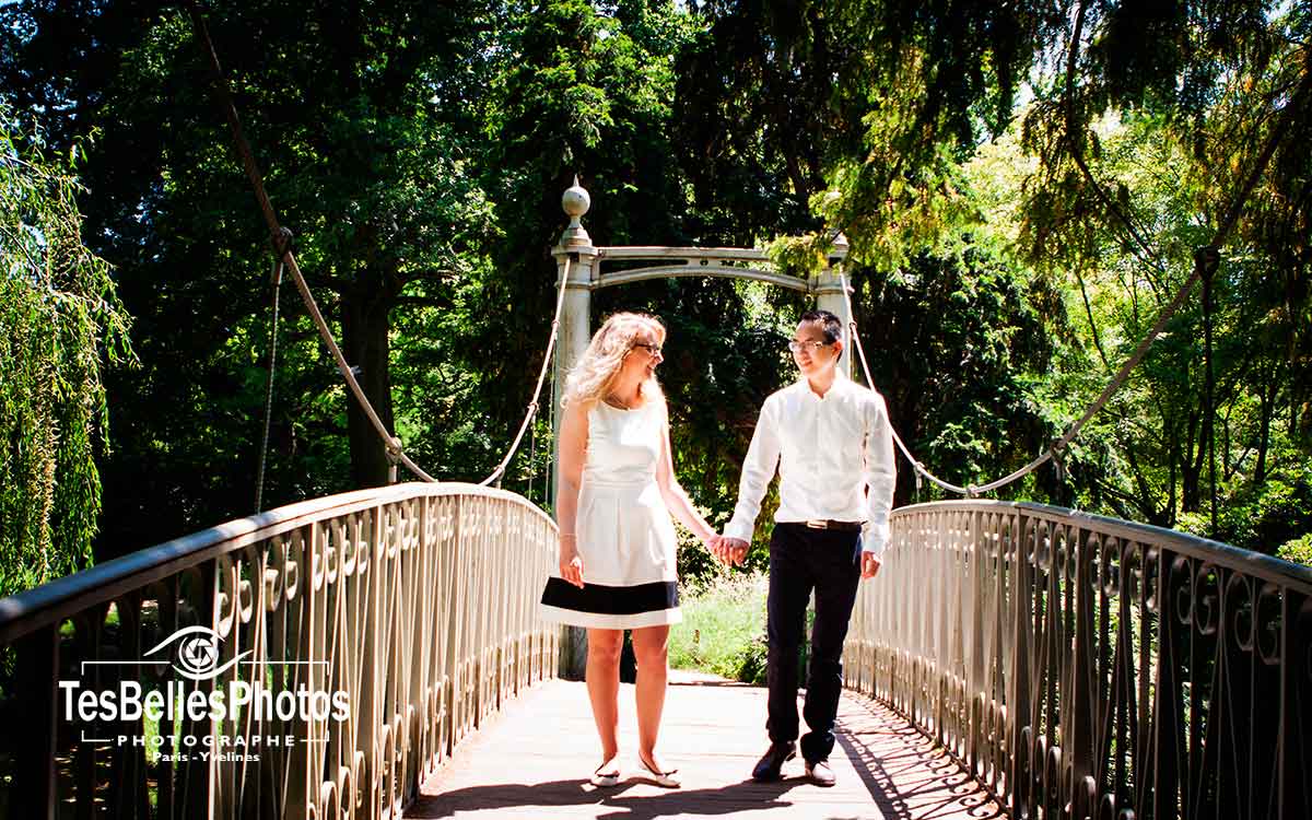 Couple en séance engagement lifestyle dans les allées du Parc de la Vallée‑aux‑Loups