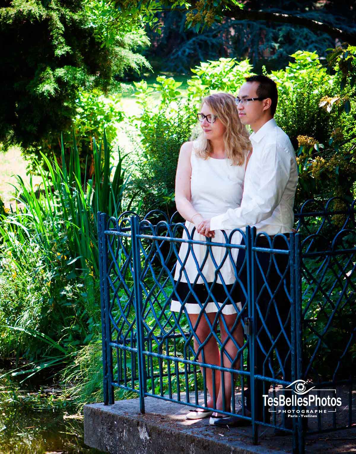 Couple en séance engagement au Parc de la Vallée‑aux‑Loups – photos naturelles et lumineuses