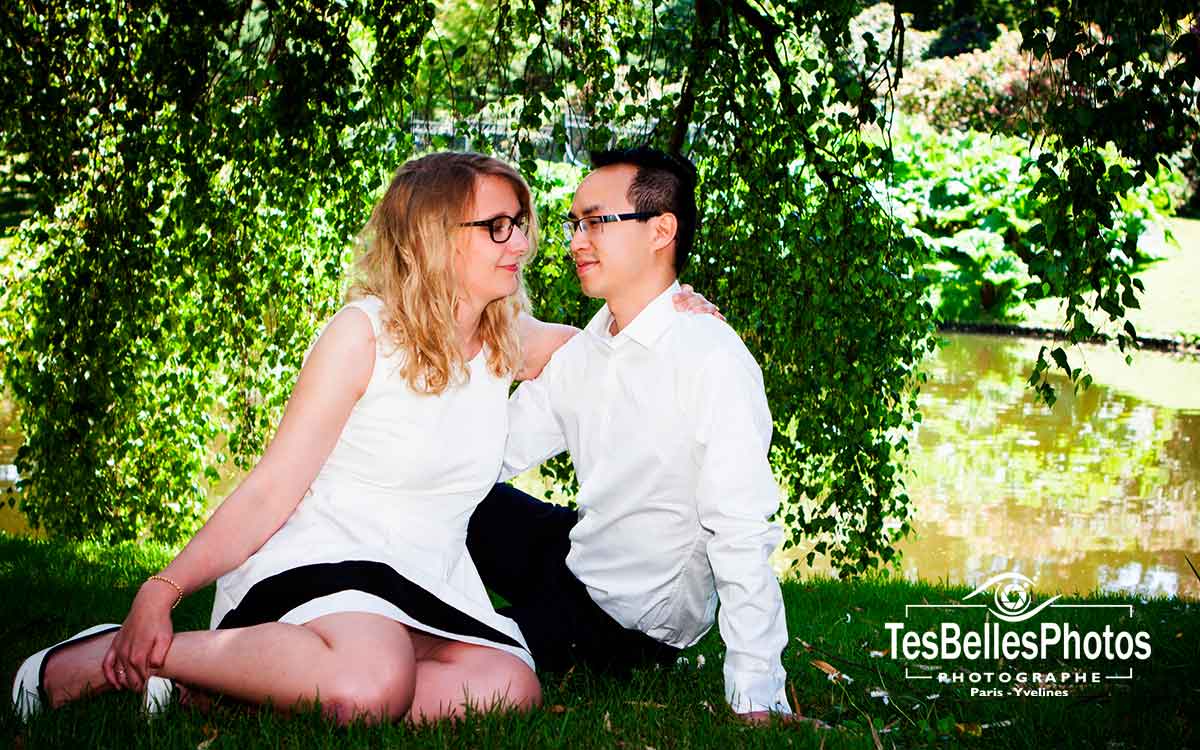Moment complice d’un couple au Parc de la Vallée‑aux‑Loups lors d’un shooting engagement