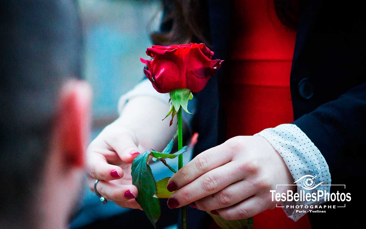 Photographe couple Save the Date en lifestyle, photo couple de séance demande de fiançailles romantique et originale une belle fleur rose, La Demande de Fiançailles en Rose