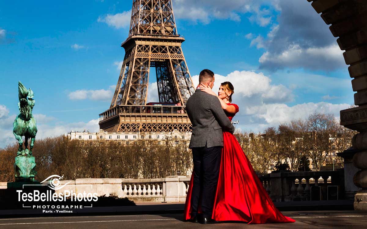 Couple célébrant leur anniversaire de mariage lors d’un shooting à Paris