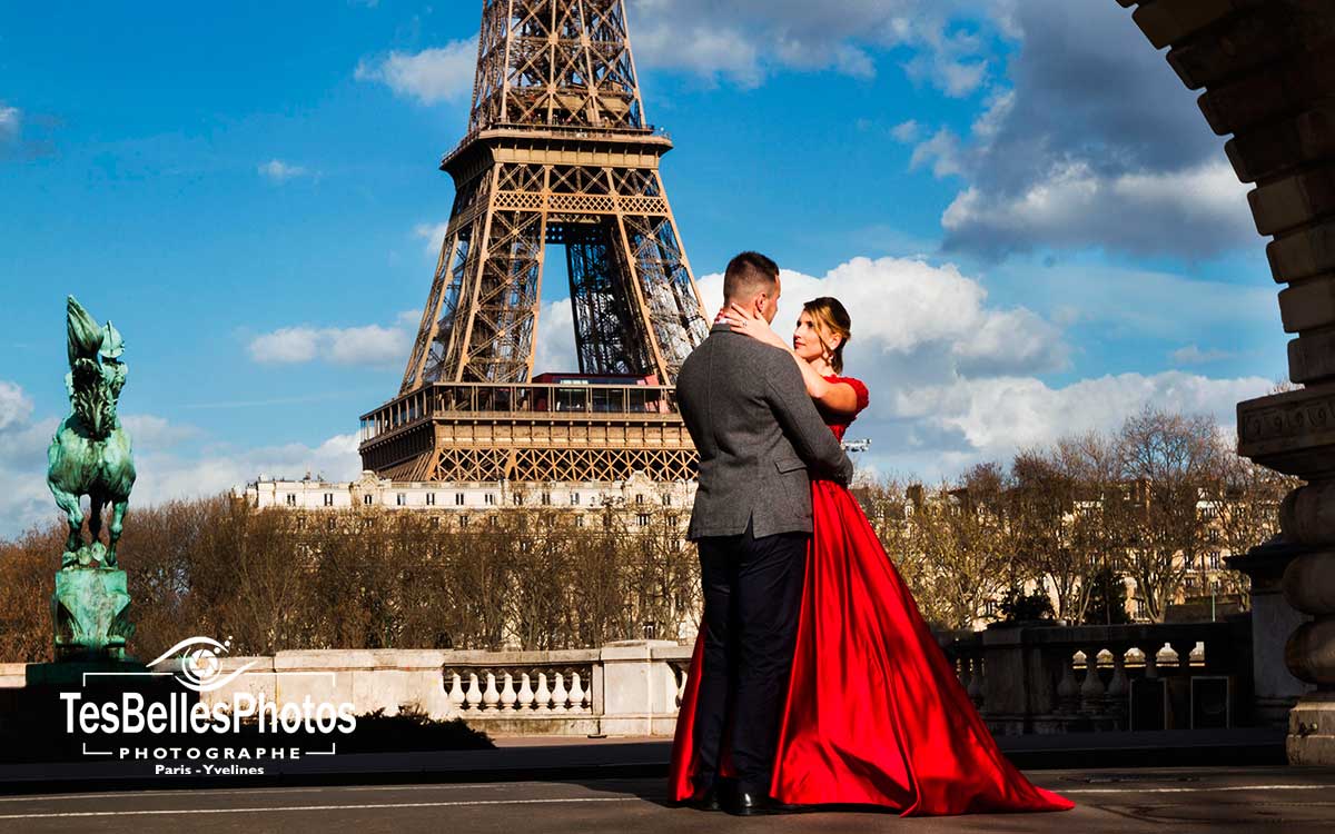 Séance photo couple Paris Pont de Bir-Hakeim Tour Eiffel, photographe couple Paris