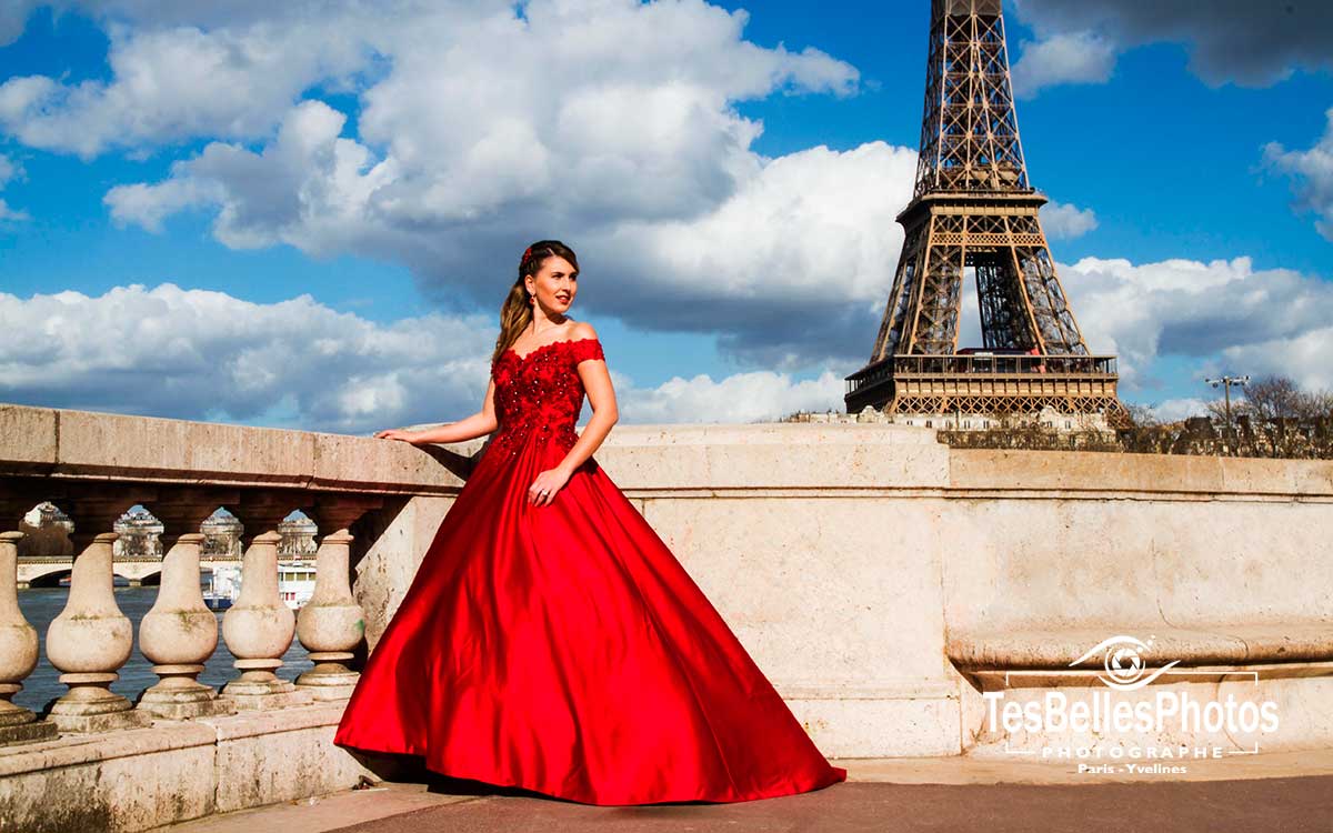 Séance photo de mariage à Paris, shooting photo de la mariée en robe rouge avec Tour Eiffel près de Pont de Bir-Hakeim par photographe professionnel mariage à Paris