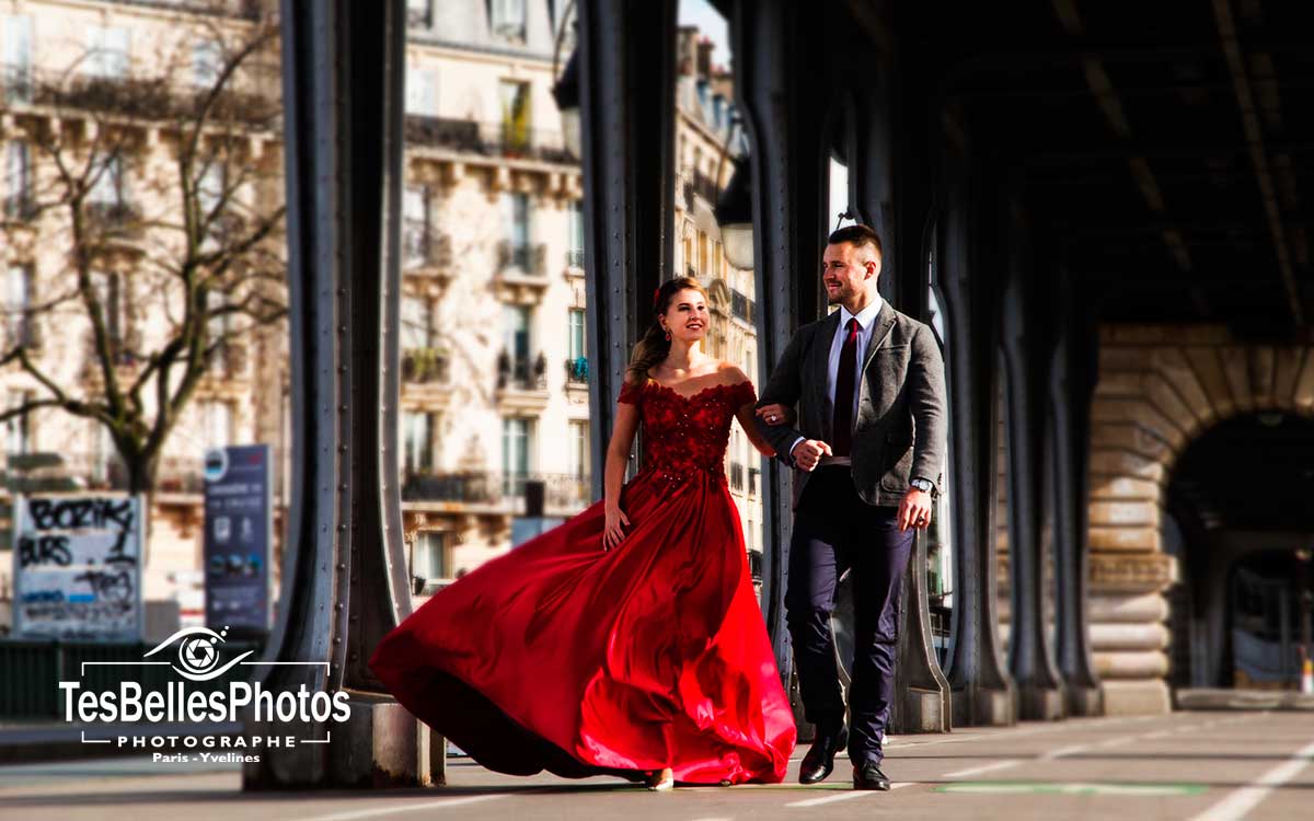 Shooting photo couple Paris, séance photo de couple au Pont de Bir-Hakeim, photographe couple Paris