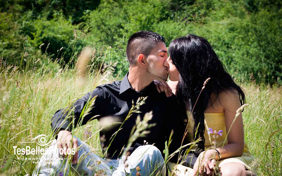 Couple à Mantes‑la‑Jolie lors d’une séance engagement – images naturelles et lumineuses