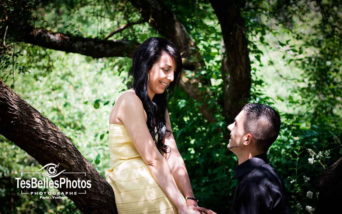 Moment complice d’un couple à Mantes‑la‑Jolie – séance photo engagement