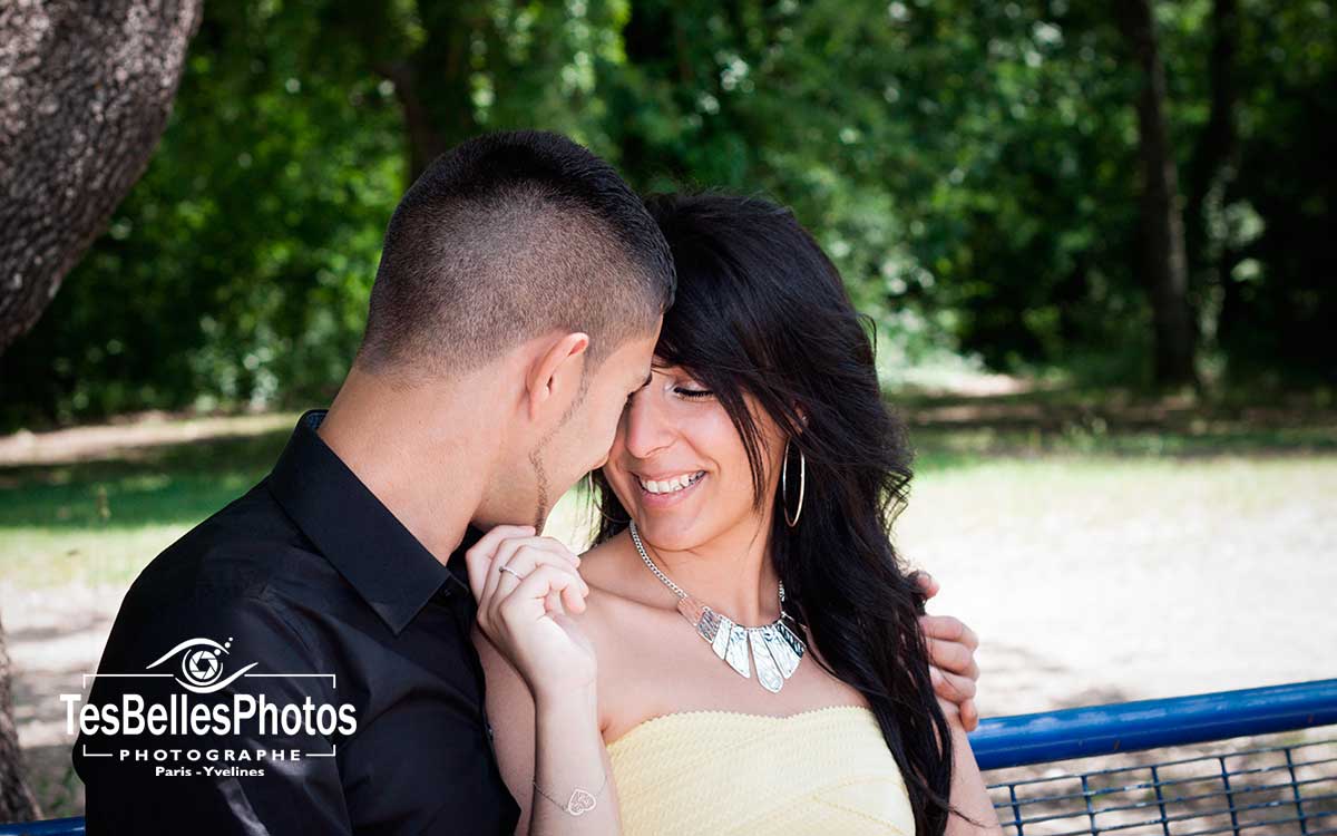 Photographe couple à Mantes‑la‑Jolie – séance engagement au style naturel