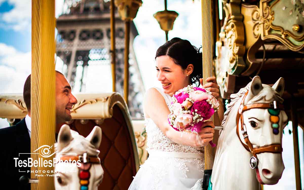 Séance photo de mariage Paris couple, photo de couple sur manège au pied de la Tour Eiffel