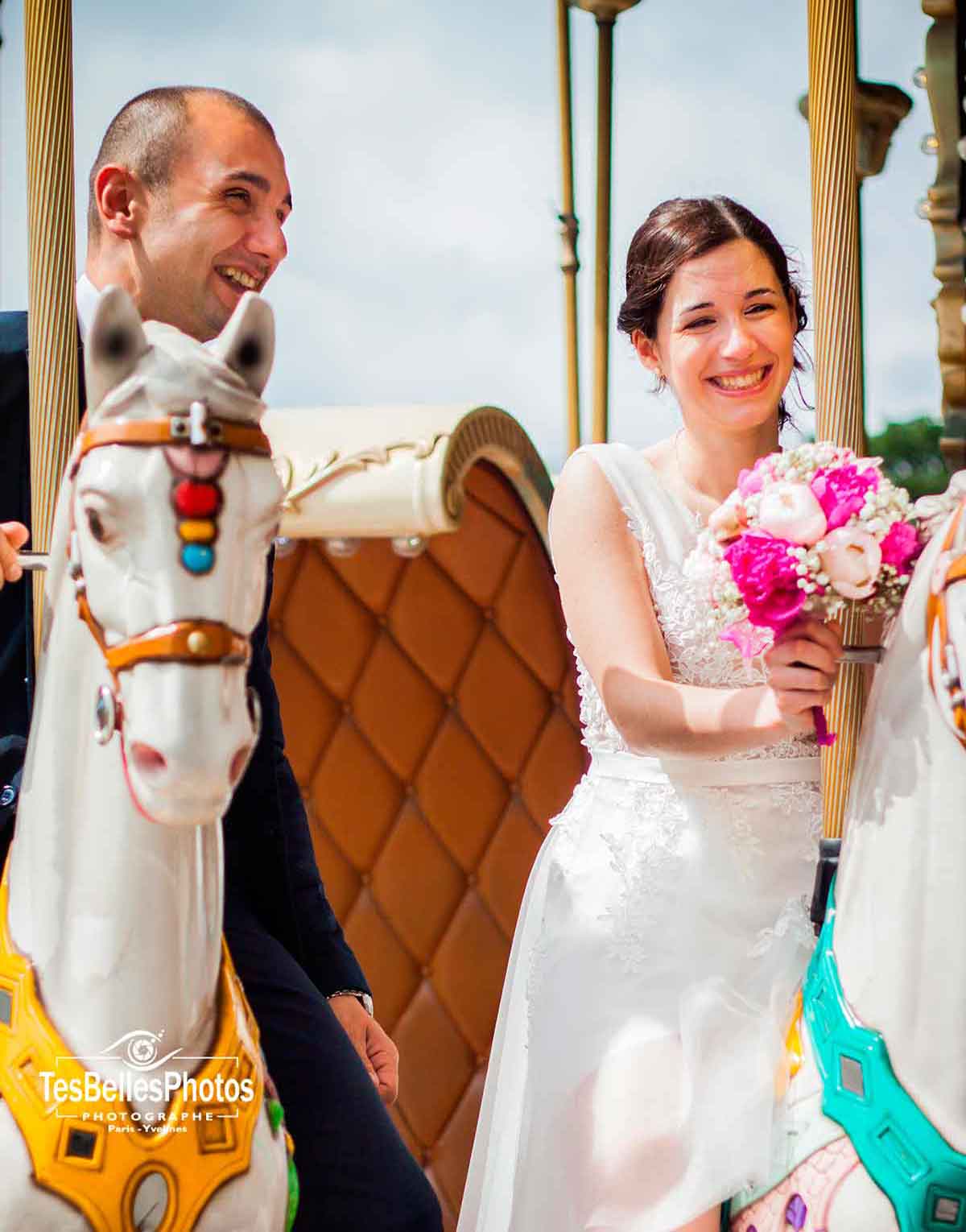 Séance photo de mariage couple à Paris, shooting couple sur carrousel, photo couple Paris carrousel