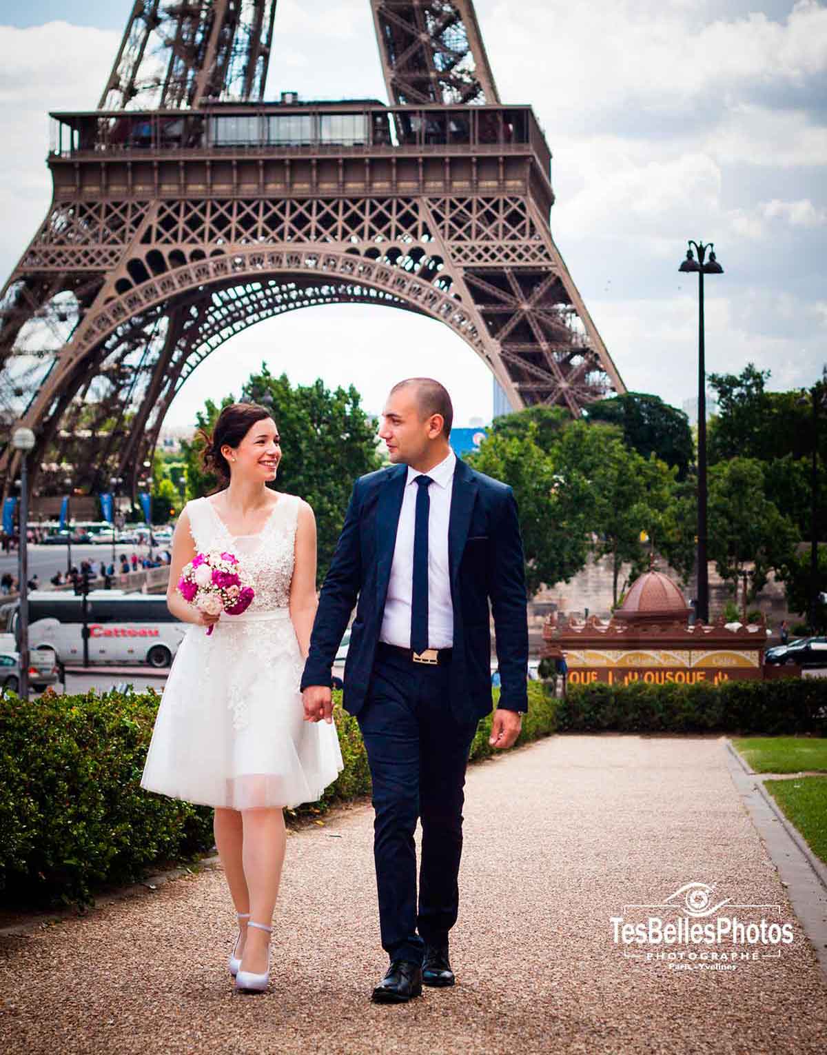 Photo de mariage à Paris au pied de la Tour Eiffel, séance photo de couple de mariage à Paris, photographe mariage Paris - Studio TesBellesPhotos