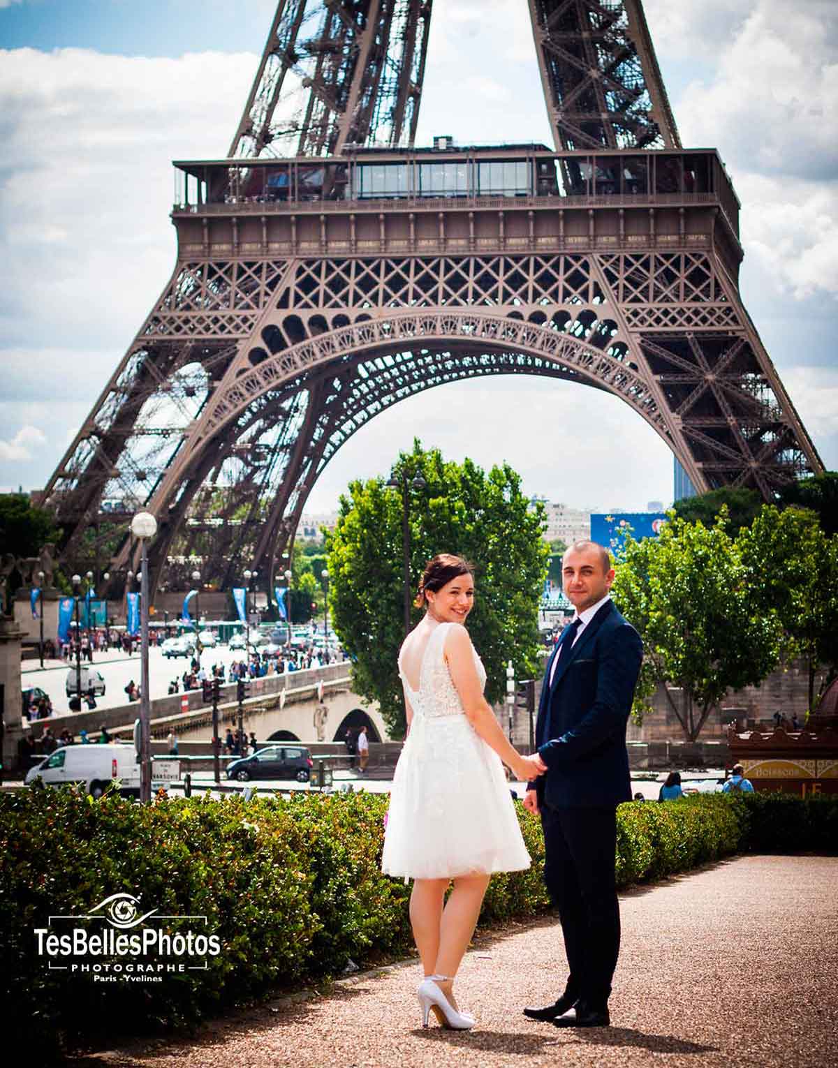 Séance couple photo de mariage à Paris, shooting couple mariage lifestyle Paris, photographe mariage Paris