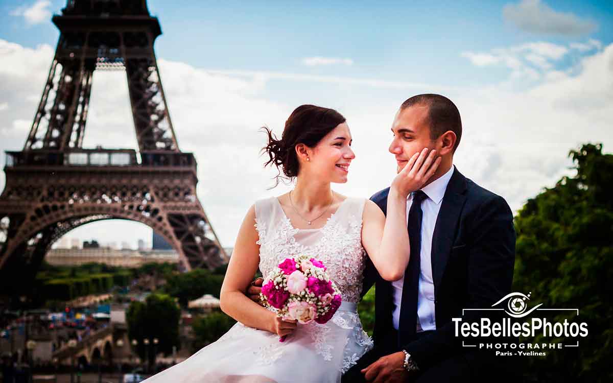 Photo de couple mariage à Paris, photographe mariage Paris shooting couple Trocadéro et Tour Eiffel, photoshot wedding couple Paris