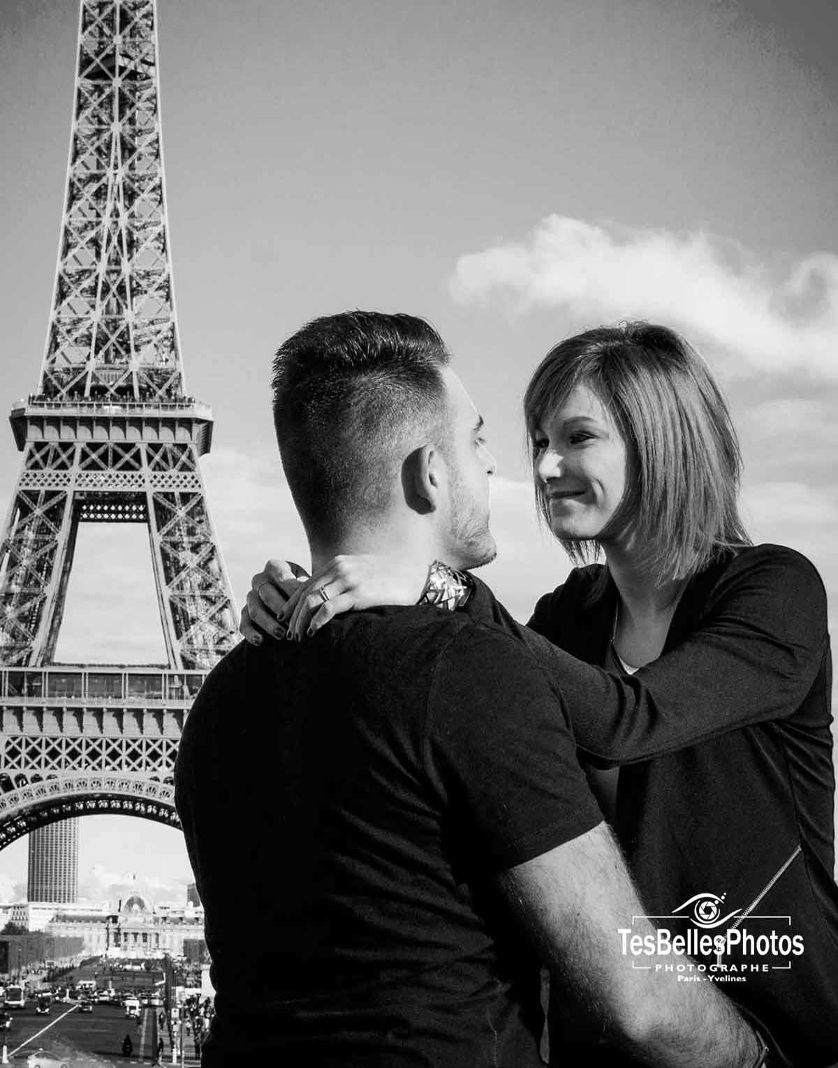 Photo fiançailles en lifestyle à Paris, séance photo de fiançailles et engagement à la Tour Eiffel à Paris
