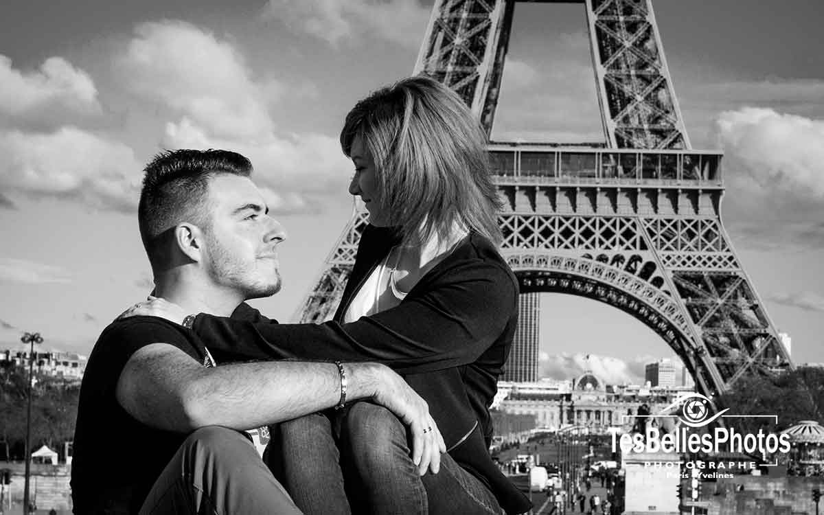 Photographe couple Paris shooting photo engagement, photo engagement lifestyle Paris Trocadéro, cadeau shooting couple Paris pas cher