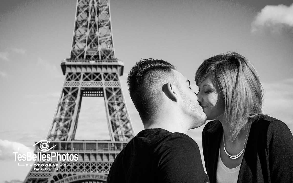 Séance engagement à la Tour Eiffel à Paris, séance photo couple d'engagement avant mariage à Paris, photo d'engagement mariage Paris Tour Eiffel