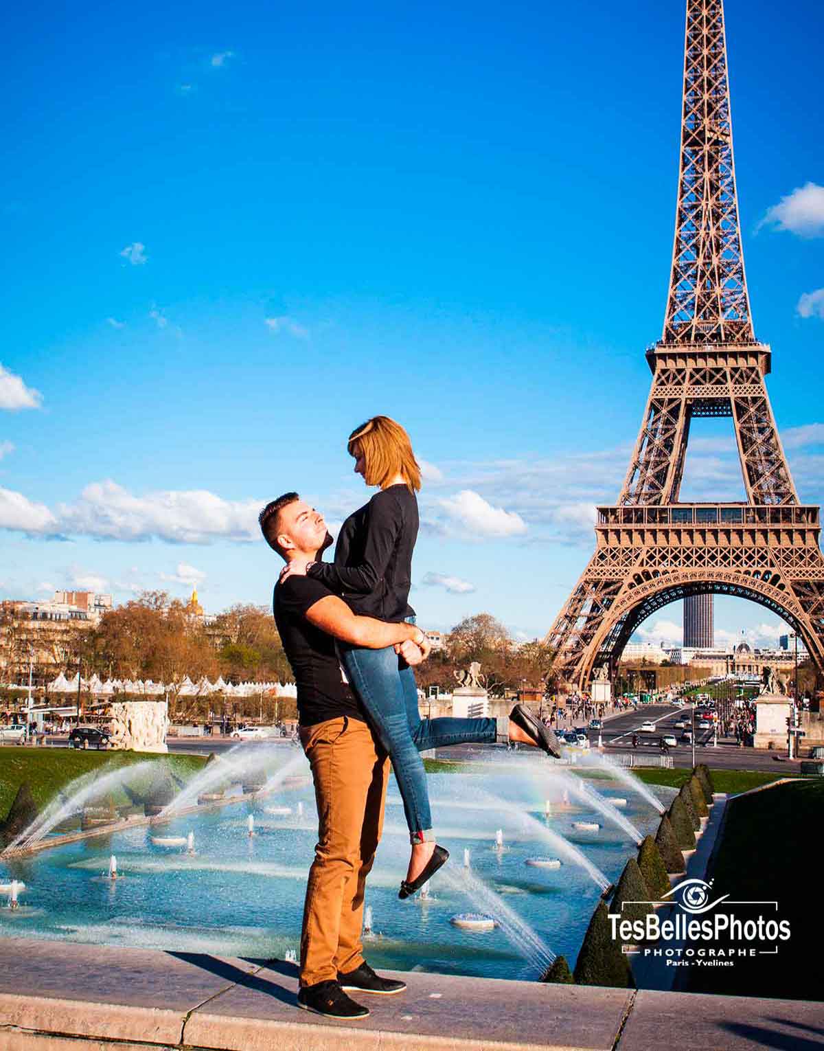 Couple à Paris lors d’une séance Save the Date – photos naturelles devant la Tour Eiffel