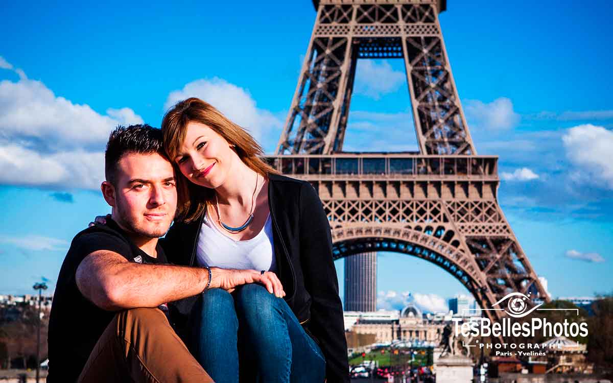 Photo de couple d'engagement Paris, séance couple Save the Date engagement mariage Paris au pied de la Tour Eiffel, photo de couple à Paris