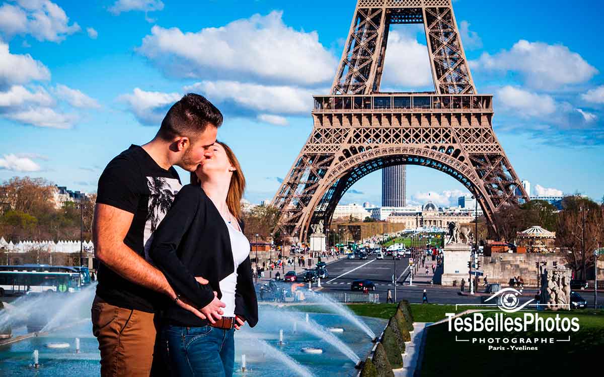 Photographe couple à Paris – shooting Save the Date en style lifestyle