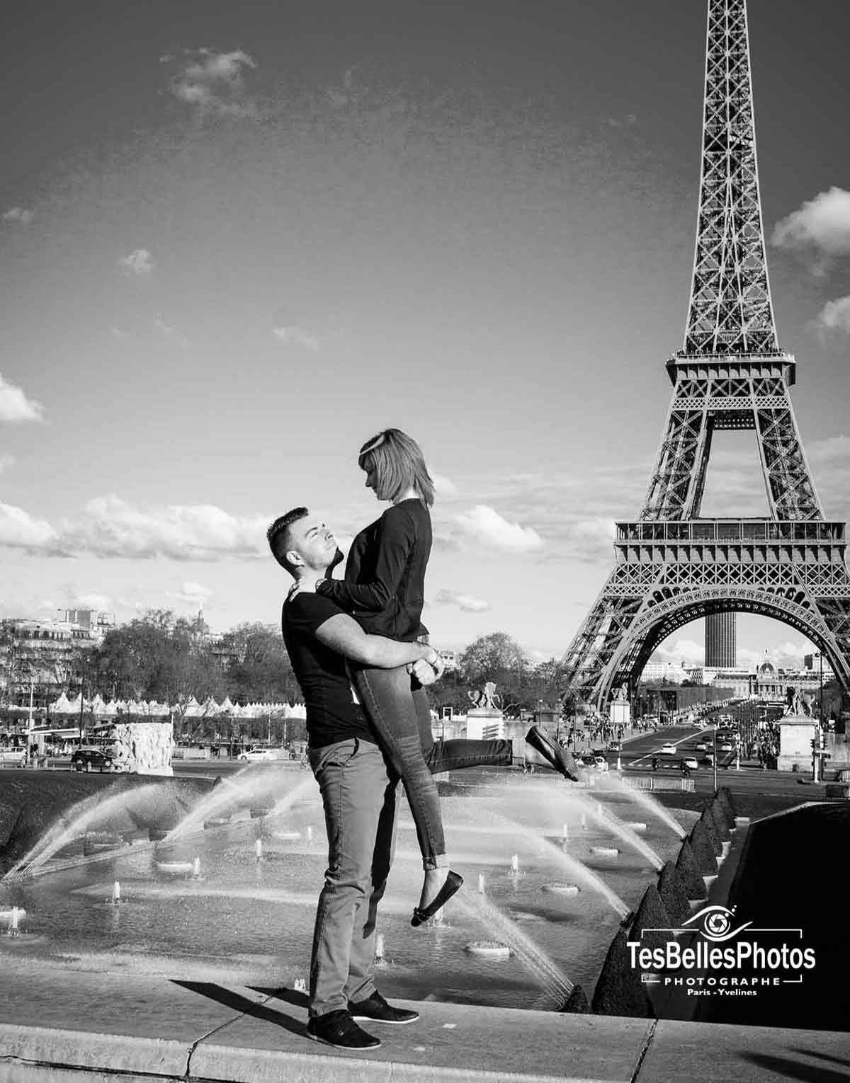 Photographe engagement Paris, séance photo engagement en lifestyle à Paris, shooting photo couple engagement Paris Tour Eiffel