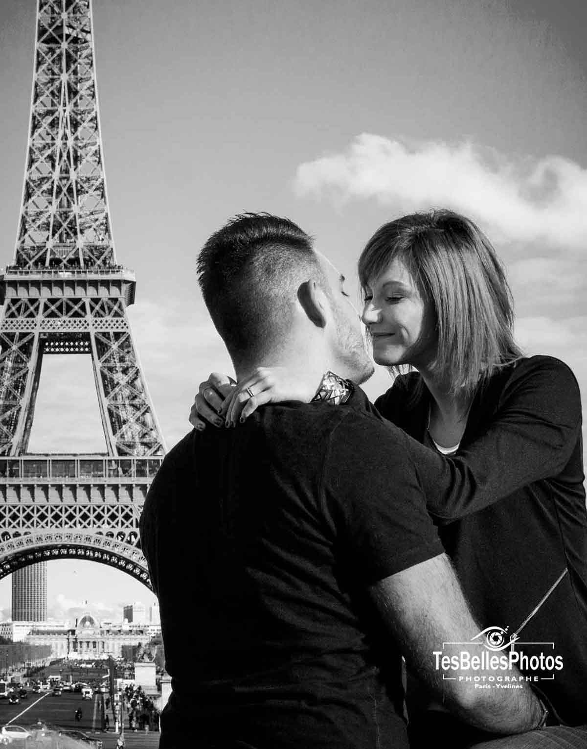 Photographe d'engagement mariage Paris shooting couple, séance photo engagement Paris
