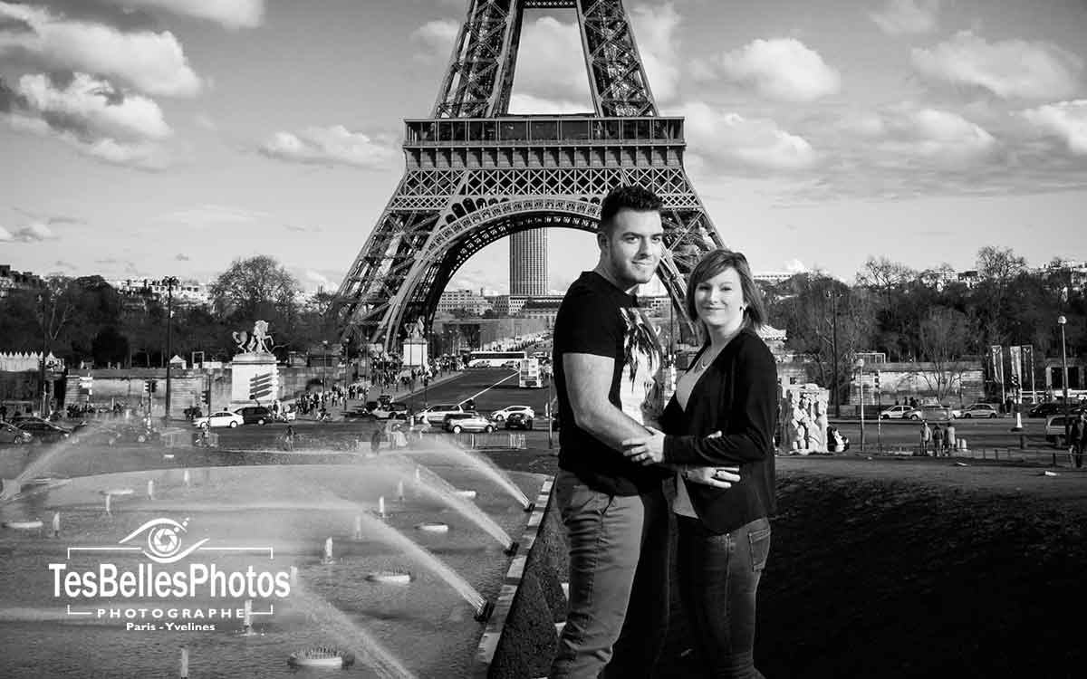 Shooting couple Paris engagement avant mariage, séance photo engagement Paris couple Save the Date