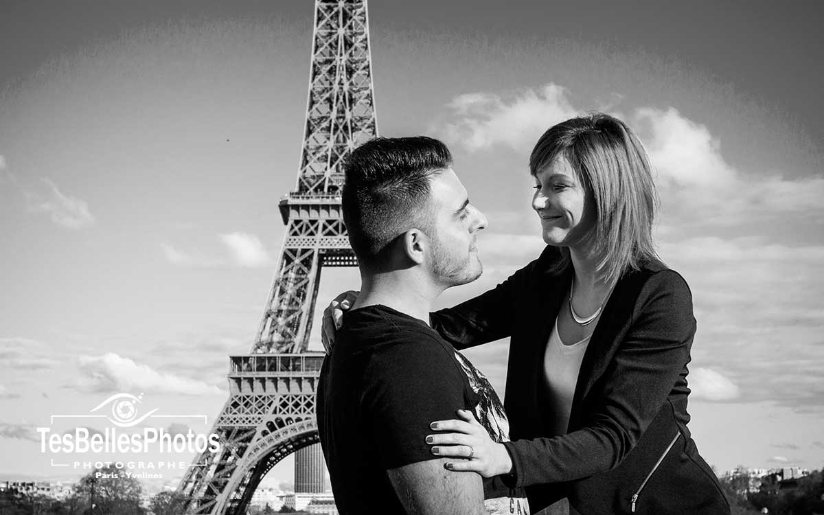 Photographe lifestyle Paris, shooting couple en extérieur à Paris, bon plan shooting couple Paris pas cher