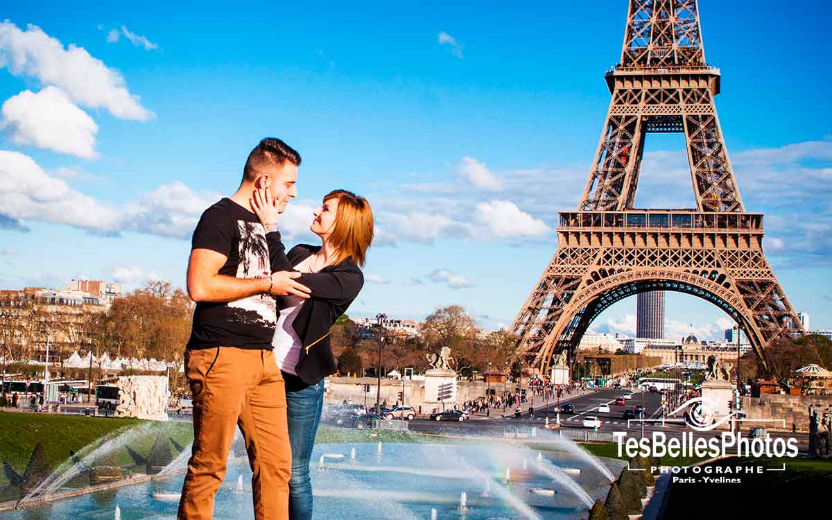 Shooting couple Save the Date à Paris – séance photo lifestyle naturelle au Trocadéro avec vue sur la Tour Eiffel