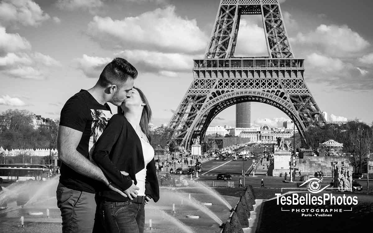 Séance d'engagement Paris Tour Eiffel, séance photo couple lifestyle Paris engagement, photo couple lifestyle à la Tour Eiffel