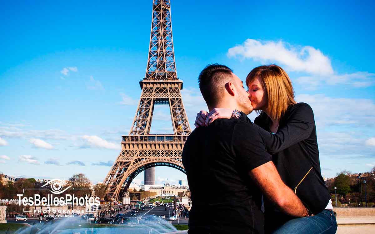 Portrait romantique de couple à Paris – shooting Save the Date naturel