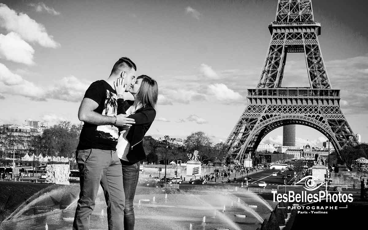 Photographe couple Paris engagement, séance photo engagement Paris, shooting engagement à la Tour Eiffel