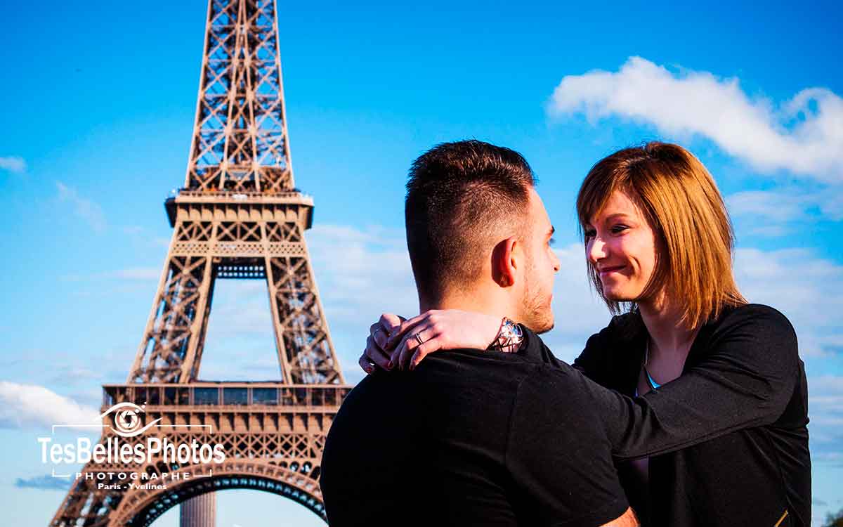 Photo shooting couple original Paris, photographe couple Paris, photo d'engagement Paris Tour Eiffel