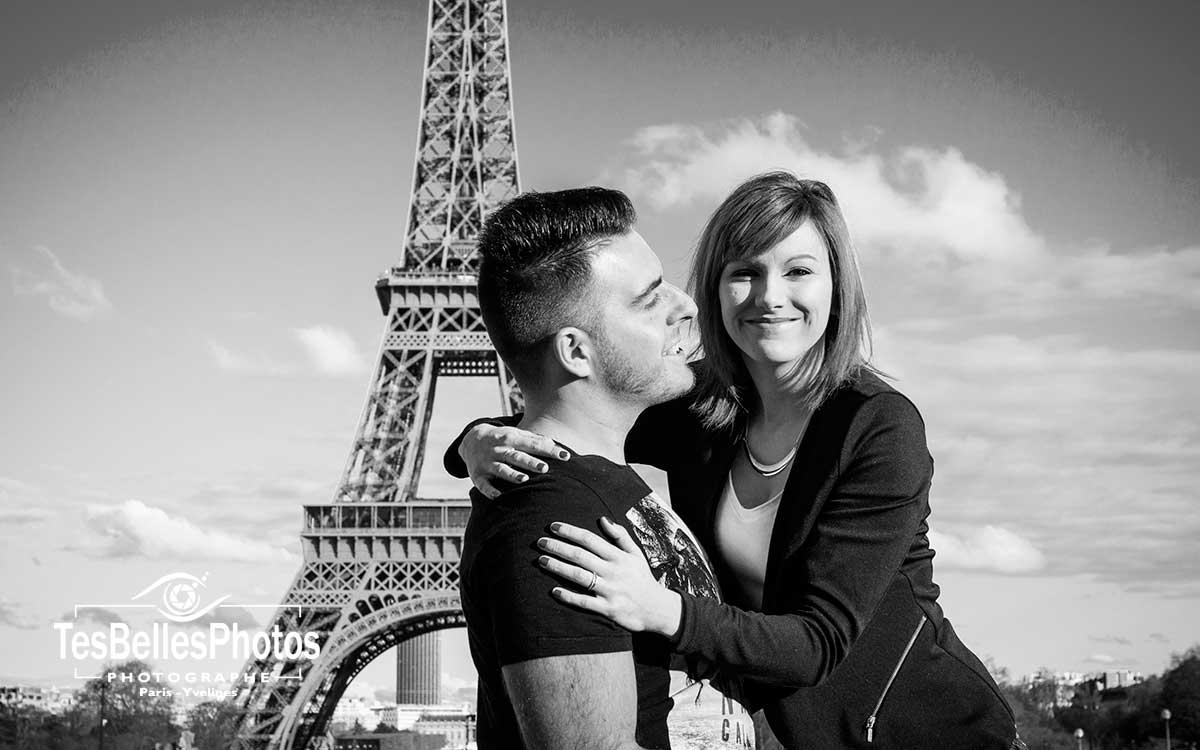 Shooting lifestyle Paris photo de couple, photo d'engagement Paris couple en lifestyle