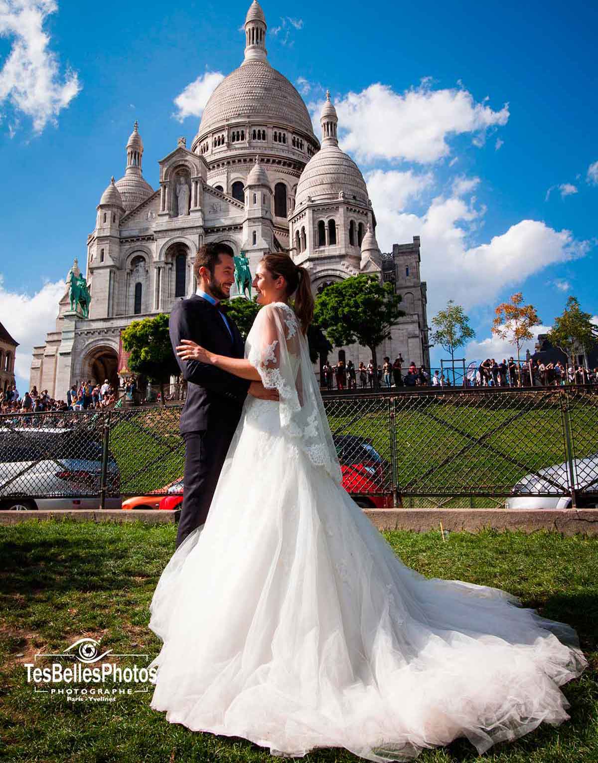 Shooting photo couple Paris, séance photo de mariage shooting couple à Paris Montmartre