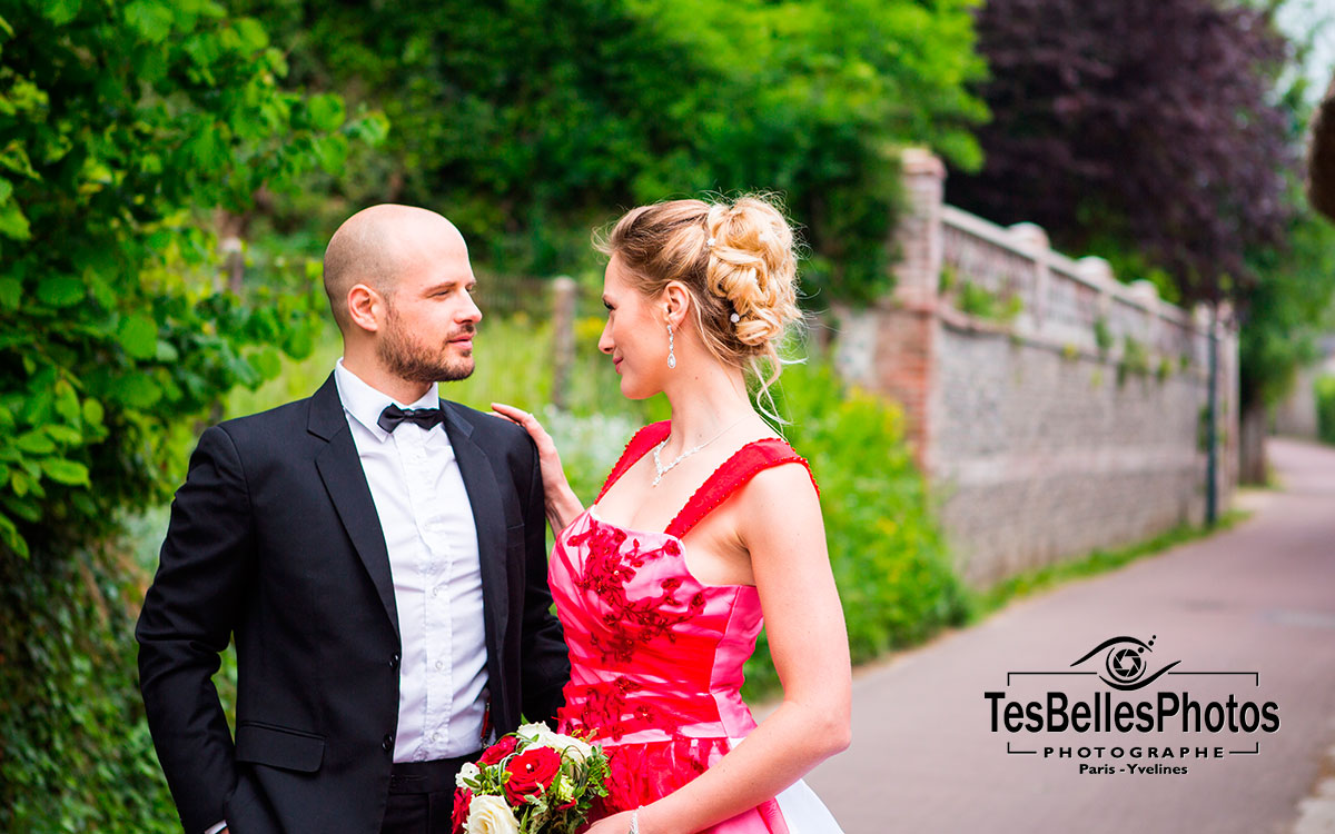 Moment complice d’un couple à Veules-les-Roses lors d’un shooting lifestyle