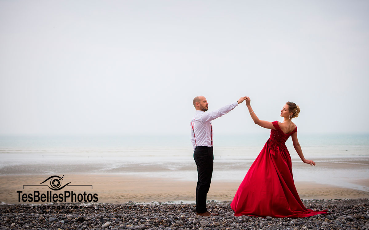 Couple en séance photo lifestyle à Veules-les-Roses sur la plage