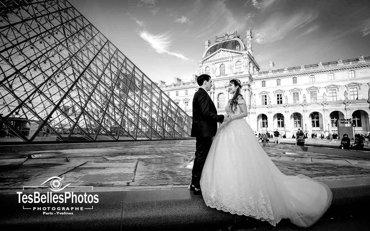 Photos de couple à Paris, séance photo couple à la Pyramide du Louvre