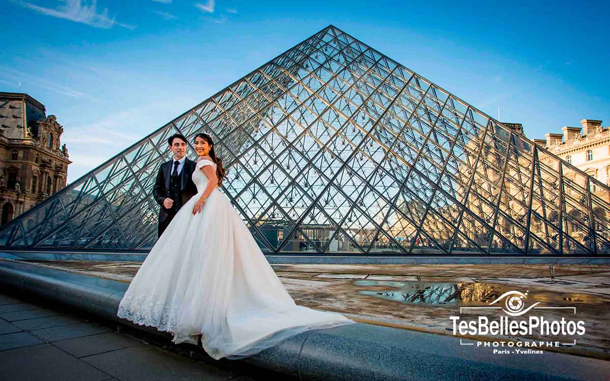 Séance photo pré-mariage à la Pyramide du Louvre Paris